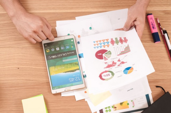 Czy Polacy są zaradni w finansach? Badanie opinii Smartney LIFESTYLE, Finanse - Z czym kojarzy się zaradność finansowa? Czy pożyczanie pieniędzy jest przejawem zaradności, czy wręcz przeciwnie?